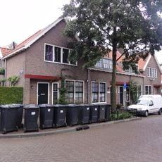 Woonblok aan de westzijde van de klarendalseweg dat bestaat uit vier woningen
