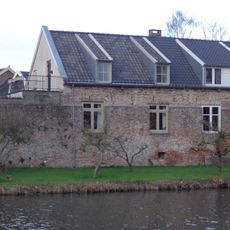 In het pand of op de grens van het erf bevindende stadsmuur(resten)