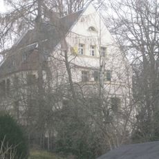 Villa und Garten (im Garten Treppenaufgang und historische Kanalabdeckung) Nansenstraße 15