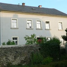 Pfarrhaus mit allen Bruchsteinmauern im Grundstück sowie gegenüber liegendes Backhaus (Nr. 3c) Kleindittmannsdorfer Straße 3, 3c