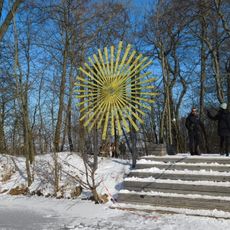 Plastika slunce u Vesteckého rybníka ve Vestci