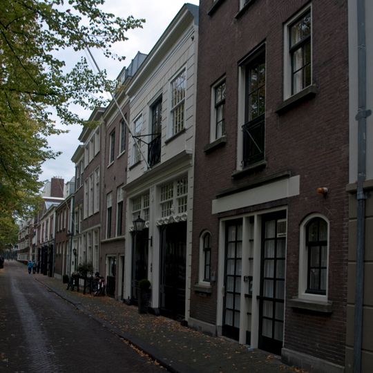 Koetshuis met pilasterstelling om de deuromlijsting gesneden kalf