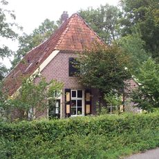 Boerderij onder pannendak, aan wooneinde wolfeind. Zandstenen put met jaartal