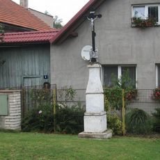 Pamětní kříž u hospody Na rozcestí na návsi v Pravoníně
