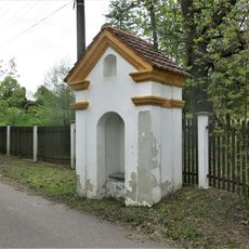 Kaplička naproti domu 69 ve Velenicích
