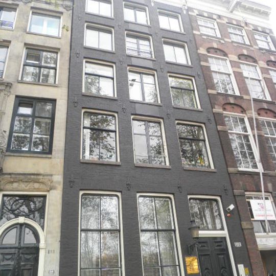 Pand met gevel onder rechte lijst met consoles