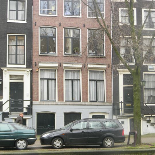 Pand met gevel onder rechte lijst met consoles