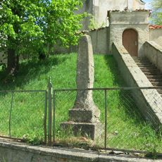 Sloup-obelisk u schodů ke kostelu v Chotětově od Prokopovy ulice