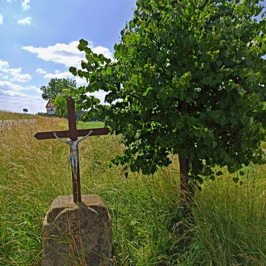 Křížek na rozcestí jižně od Dožic