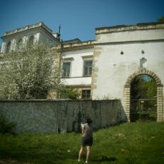 Brama z budynkiem przybramnym