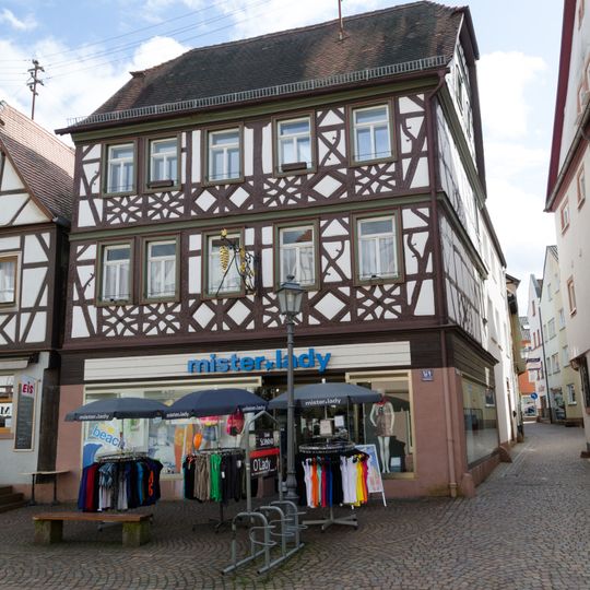 Traufseithaus mit Zierfachwerk