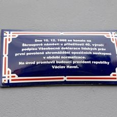 Pamětní deska shromáždění opozičních seskupení na Škroupově náměstí v Praze