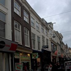 Pand met gevel met rechte kroonlijst