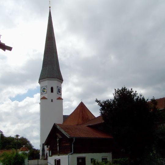 Katholische Kirche St. Rupert mit Mauer