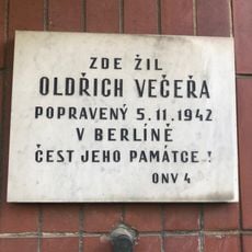 Pamětní deska Oldřicha Večeři na domě Krchlebská 1888/02 v Praze