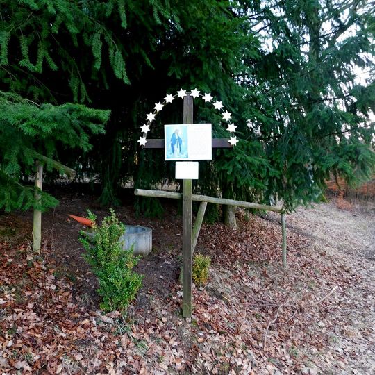 Kříž u studánky jihovýchodně od Vestce