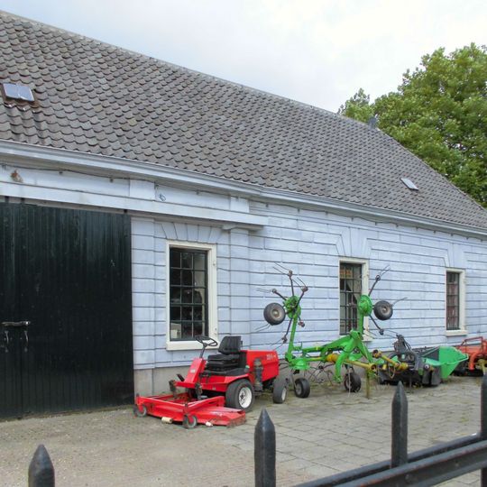 Houten loods, quasi natuursteen geblokt