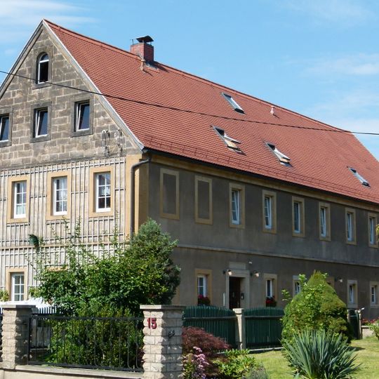 Bauernhof mit Wohnstallhaus, daran angebautem Hintergebäude, Scheune und Hofpflaster Pirnaer Straße 13