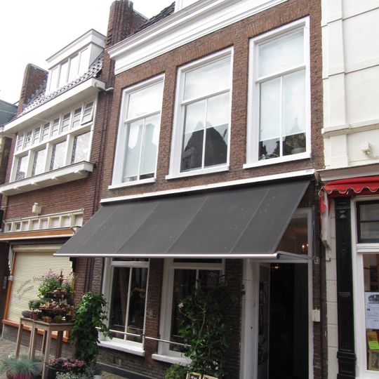 Twee bouwlagen tellend pand gedekt door een met pannen belegd schilddak