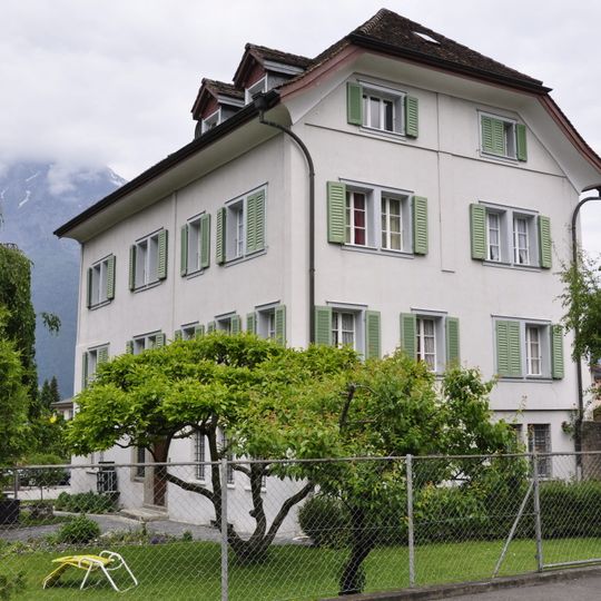 Haus Blumenfeld mit Granitbrunnen