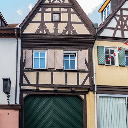 Wohnhaus über Hofeinfahrt