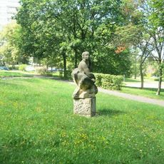 Socha dívky v parku v Opavské ulici v Teplicích