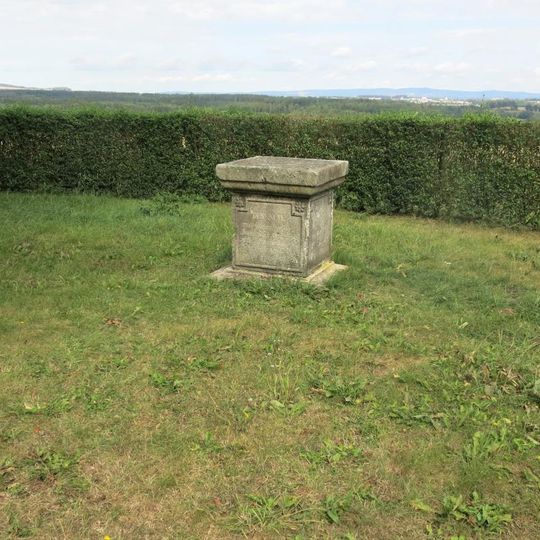 Pomník nejasného účelu u areálu Maria Loreto v Hrozňatově