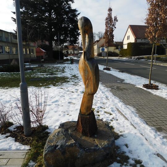 Socha Volavka na náměstí v Lánech