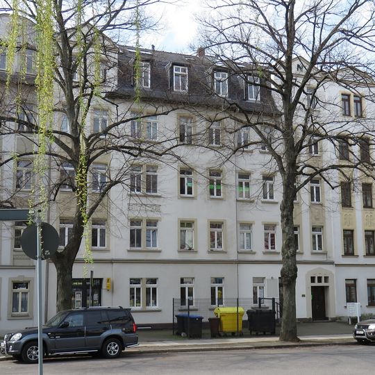 Mietshaus in geschlossener Bebauung mit Vorgarten Orthstraße 9