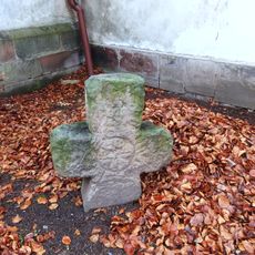 Smírčí kříž u kostela Nejsvětější Trojice v Hostinném