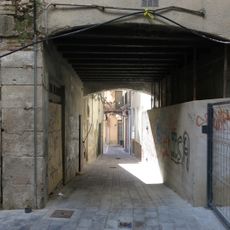 Casa damunt el carrer de la Verdura