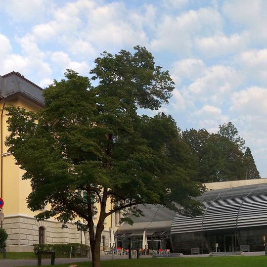 Villa Ferry mit brückenförmigem Übergang in den Garten/ehem. ORF Studio Steiermark