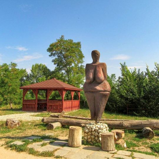 Socha Věstonické Venuše v Dolních Věstonicích u silnice