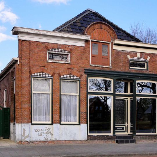 Winkelwoning in ambachtelijk-traditionele stijl met eclectische elementen