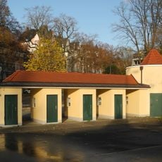 Vorplatz mit Kassenhäuschen