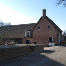 Boerderij met dwars woonhuis onder rieten wolfdak