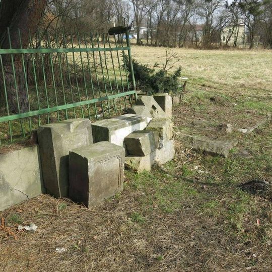 Rozbitý pamětní kříž u silnice 13 na dolním konci Libouchce