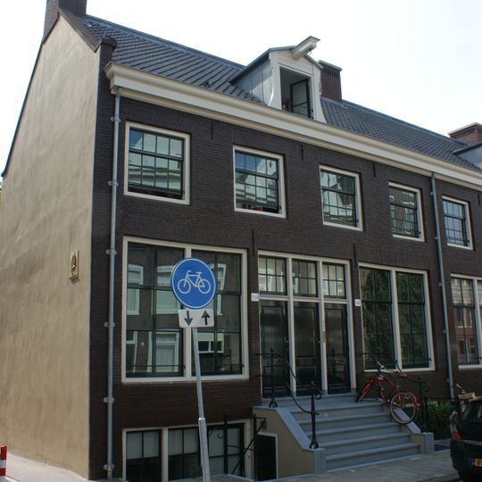 Aaneengesloten reeks onderkelderde dijkwoningen