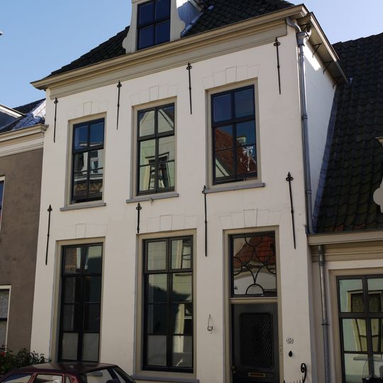 Huis met schilddak en gevel onder rechte lijst met sierankers