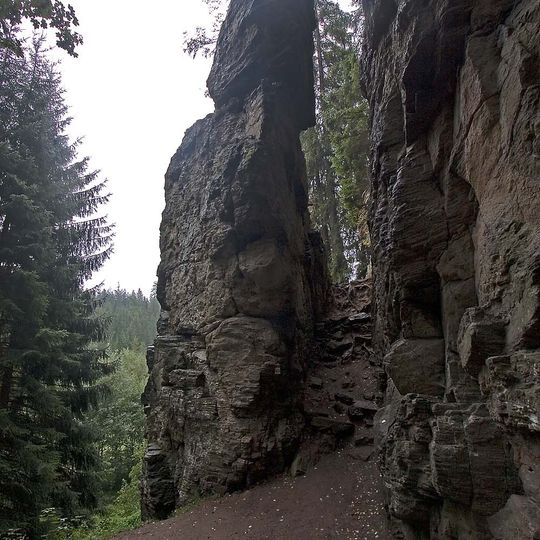 Rozštípená skála