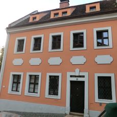 Wohnhaus, nach links freistehend, mit Mauer, die in Ostwest-Richtung zur Stadtmauer führt Karpfengrund 4