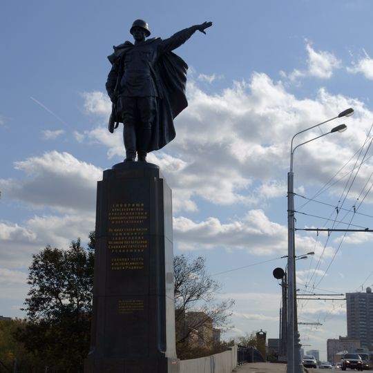 Статуя воина