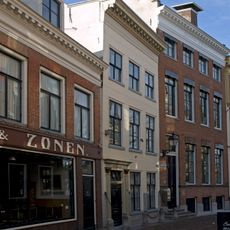 Pand met twee verdiepingen en gepleisterde gevel afgesloten door forse kroonlijst