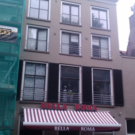 Huis met gecementeerde lijstgevel