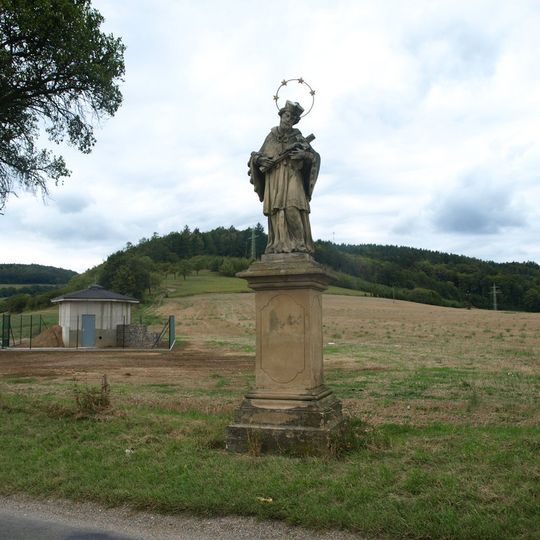 Socha svatého Jana Nepomuckého jižně od Lomnice