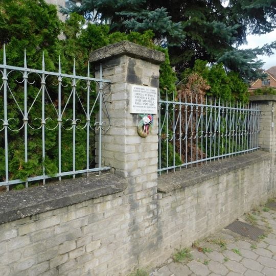 Pamětní deska ilegální skupiny Julia Fučíka na plotu domu Benešovská 1863/23 na Vinohradech