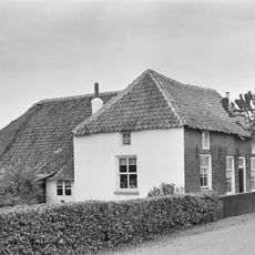 Boerderij op T-vormige plattegrond. Stal met overstek