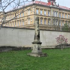 Sloup-obelisk u kostela svatého Jana Křtitele v Kolíně