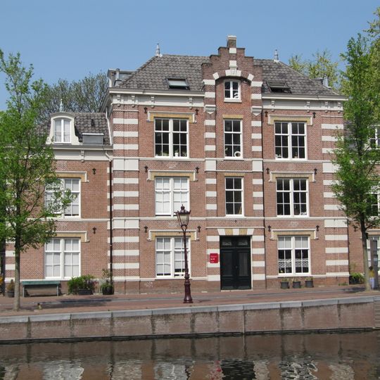 Tehuis in eclectische trant in opdracht van de Stichting Nederduits Hervormde Gemeente