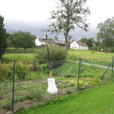 Kříž v Lidmani v zahradě